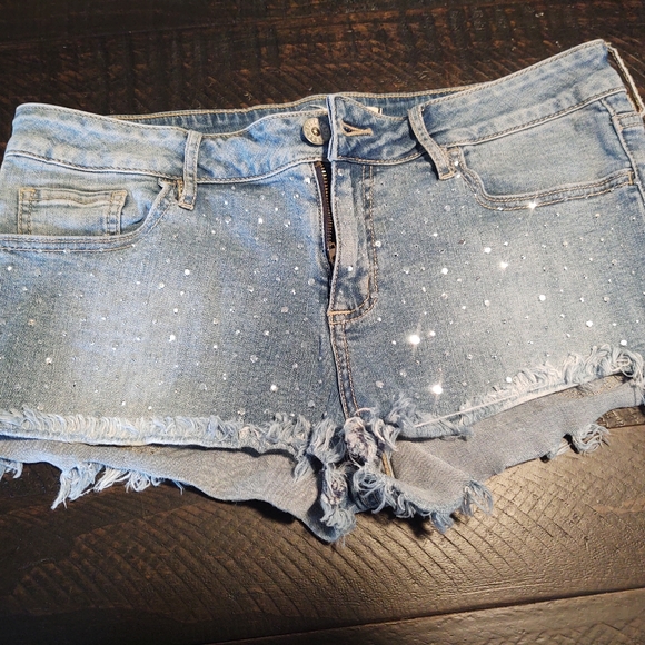Jean shorts with bling on front size 11 stretchy - Picture 3 of 7